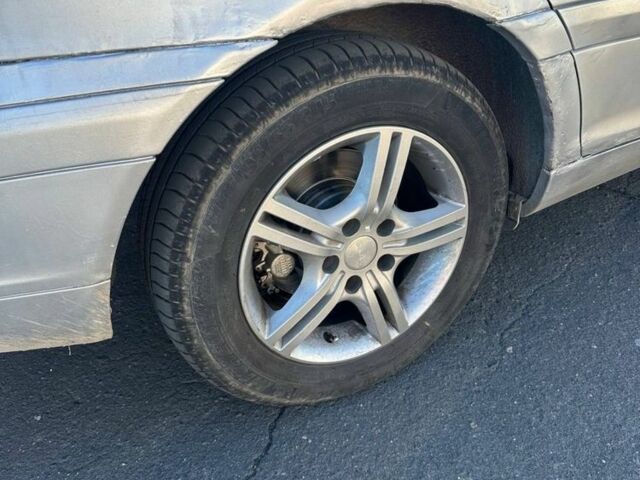 Серый Мерседес 220, объемом двигателя 2.2 л и пробегом 300 тыс. км за 1950 $, фото 2 на Automoto.ua