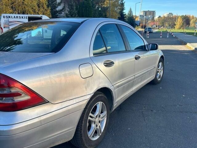 Серый Мерседес 220, объемом двигателя 2.2 л и пробегом 300 тыс. км за 1950 $, фото 5 на Automoto.ua