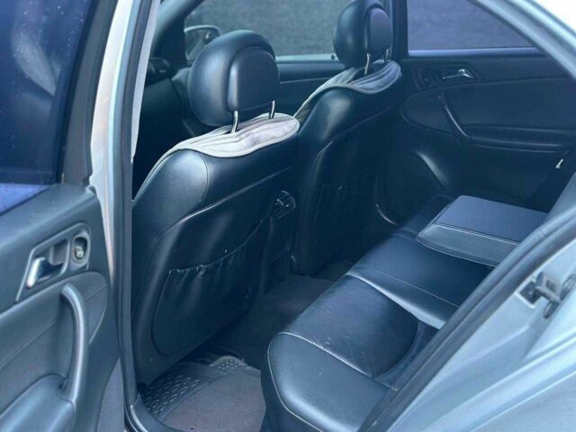 Серый Мерседес 220, объемом двигателя 2.1 л и пробегом 320 тыс. км за 3800 $, фото 5 на Automoto.ua