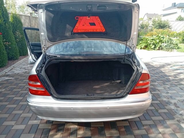 Серый Мерседес 220, объемом двигателя 3.2 л и пробегом 305 тыс. км за 6400 $, фото 7 на Automoto.ua