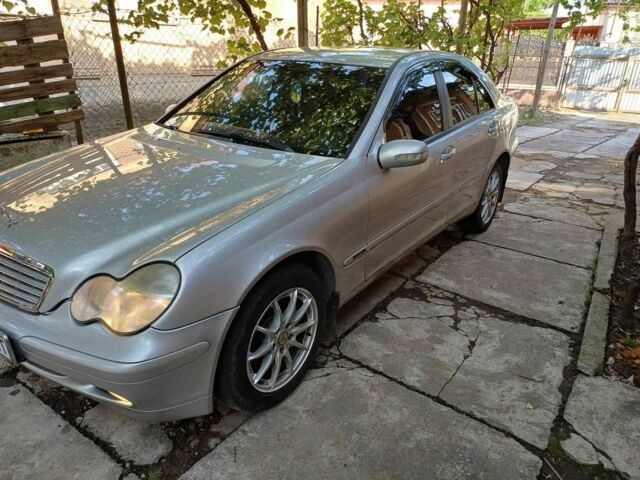 Серый Мерседес 220, объемом двигателя 2.1 л и пробегом 370 тыс. км за 4500 $, фото 8 на Automoto.ua