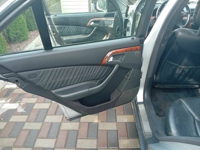 Серый Мерседес 220, объемом двигателя 3.2 л и пробегом 305 тыс. км за 6400 $, фото 11 на Automoto.ua