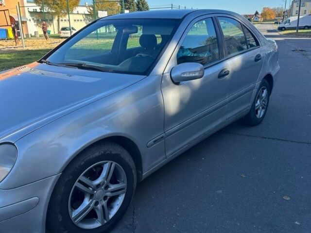 Серый Мерседес 220, объемом двигателя 2.2 л и пробегом 300 тыс. км за 1950 $, фото 1 на Automoto.ua