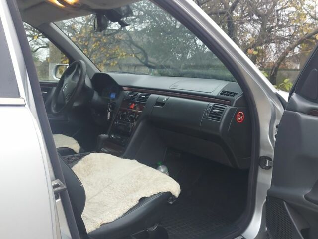 Серый Мерседес 220, объемом двигателя 2.1 л и пробегом 535 тыс. км за 2963 $, фото 11 на Automoto.ua