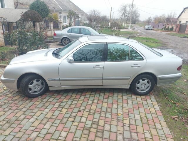 Серый Мерседес 220, объемом двигателя 2.1 л и пробегом 535 тыс. км за 2963 $, фото 14 на Automoto.ua