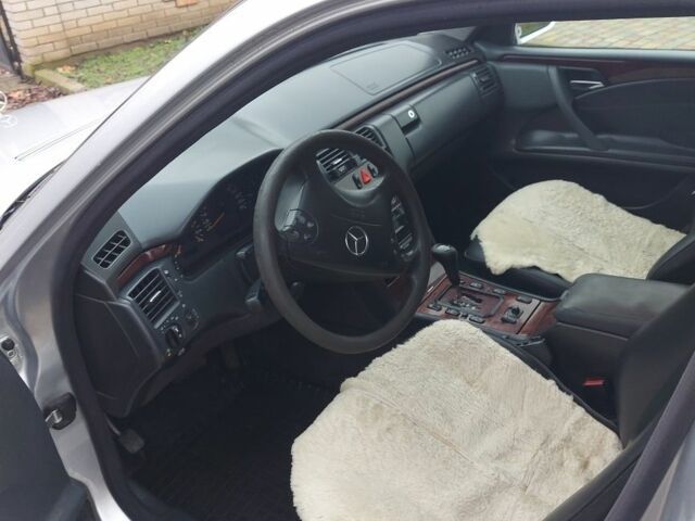 Серый Мерседес 220, объемом двигателя 2.1 л и пробегом 535 тыс. км за 2963 $, фото 5 на Automoto.ua