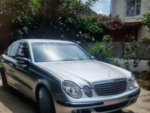 Серый Мерседес 220, объемом двигателя 3.2 л и пробегом 400 тыс. км за 3927 $, фото 3 на Automoto.ua