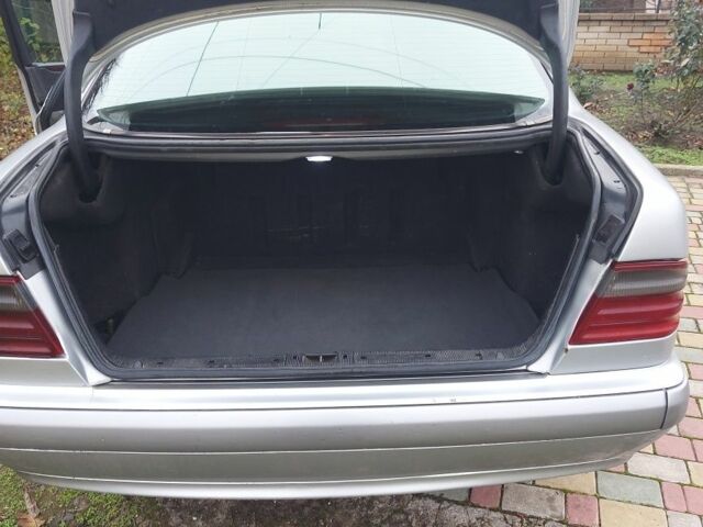 Серый Мерседес 220, объемом двигателя 2.1 л и пробегом 535 тыс. км за 2963 $, фото 2 на Automoto.ua