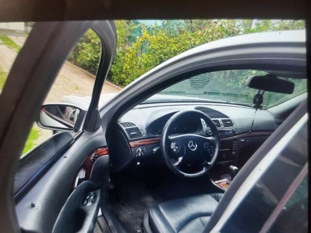 Серый Мерседес 220, объемом двигателя 3.2 л и пробегом 400 тыс. км за 3927 $, фото 2 на Automoto.ua