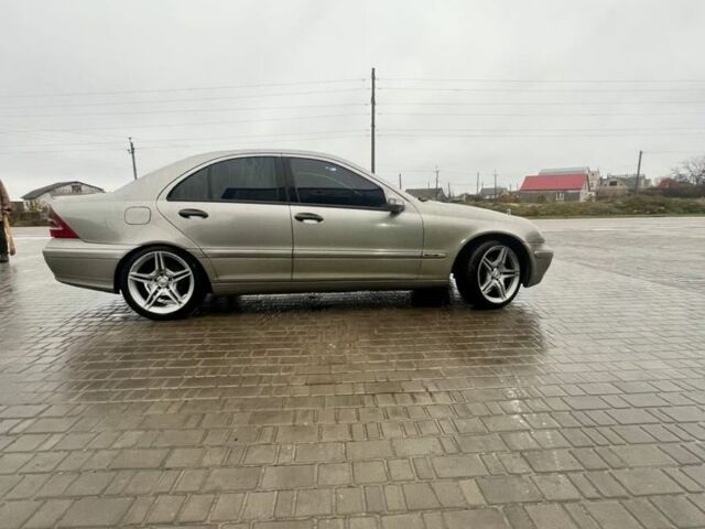 Серый Мерседес 220, объемом двигателя 2.1 л и пробегом 300 тыс. км за 5200 $, фото 4 на Automoto.ua