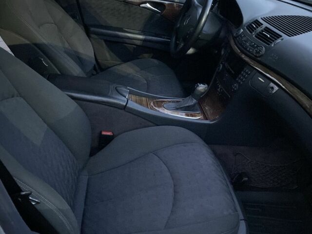 Серый Мерседес 220, объемом двигателя 2.2 л и пробегом 351 тыс. км за 5400 $, фото 7 на Automoto.ua