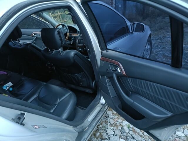 Сірий Мерседес 220, об'ємом двигуна 3 л та пробігом 397 тис. км за 4600 $, фото 2 на Automoto.ua