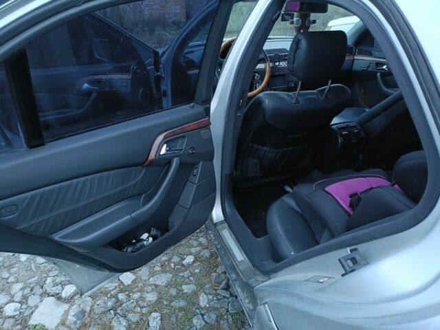 Сірий Мерседес 220, об'ємом двигуна 3 л та пробігом 397 тис. км за 4600 $, фото 3 на Automoto.ua