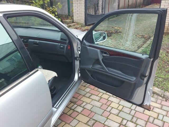 Серый Мерседес 220, объемом двигателя 2.1 л и пробегом 535 тыс. км за 2963 $, фото 8 на Automoto.ua