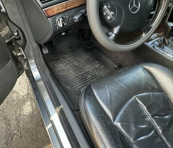 Серый Мерседес 220, объемом двигателя 2.2 л и пробегом 380 тыс. км за 3200 $, фото 5 на Automoto.ua