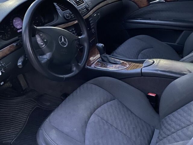 Серый Мерседес 220, объемом двигателя 2.2 л и пробегом 351 тыс. км за 5400 $, фото 4 на Automoto.ua