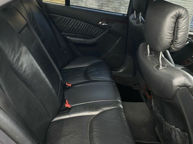 Серый Мерседес 220, объемом двигателя 3.2 л и пробегом 350 тыс. км за 4699 $, фото 13 на Automoto.ua