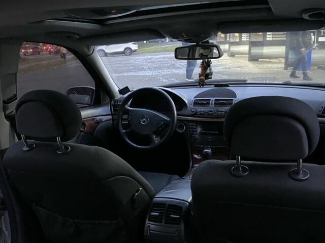 Серый Мерседес 220, объемом двигателя 2.2 л и пробегом 351 тыс. км за 5400 $, фото 6 на Automoto.ua