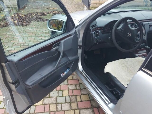 Серый Мерседес 220, объемом двигателя 2.1 л и пробегом 535 тыс. км за 2963 $, фото 4 на Automoto.ua