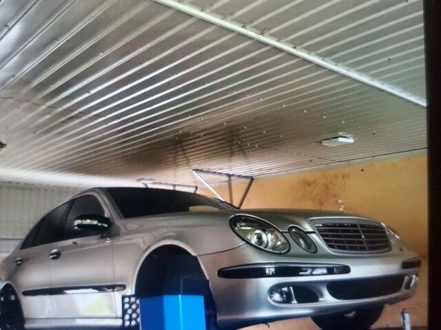 Серый Мерседес 220, объемом двигателя 3.2 л и пробегом 400 тыс. км за 3927 $, фото 5 на Automoto.ua