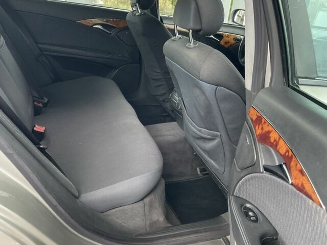 Сірий Мерседес 220, об'ємом двигуна 2.2 л та пробігом 300 тис. км за 3100 $, фото 16 на Automoto.ua