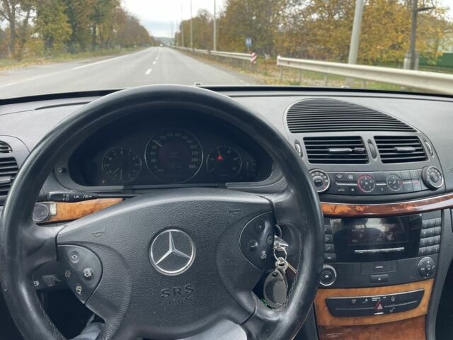 Сірий Мерседес 220, об'ємом двигуна 2.2 л та пробігом 300 тис. км за 3100 $, фото 20 на Automoto.ua