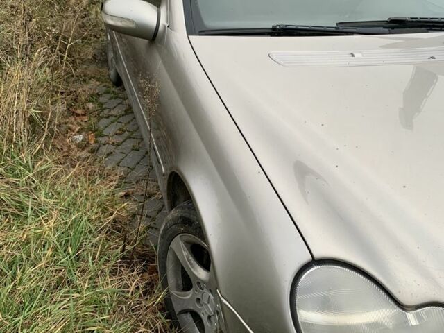 Сірий Мерседес 220, об'ємом двигуна 2.2 л та пробігом 400 тис. км за 1200 $, фото 1 на Automoto.ua