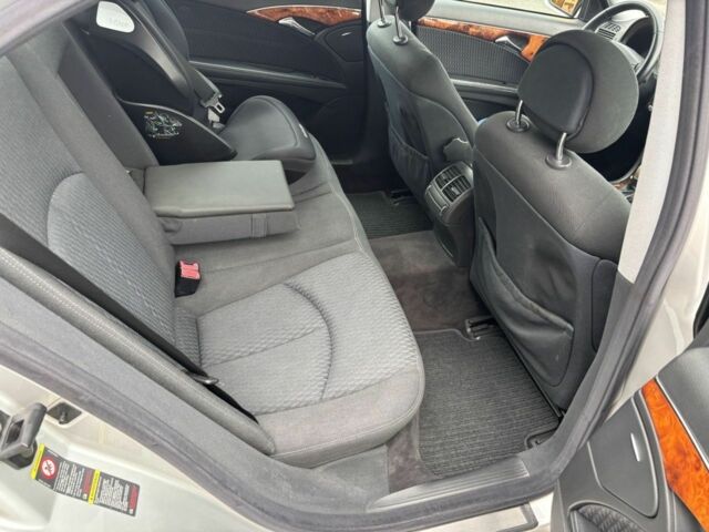 Серый Мерседес 220, объемом двигателя 2.1 л и пробегом 361 тыс. км за 7000 $, фото 13 на Automoto.ua