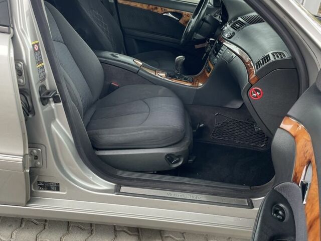 Сірий Мерседес 220, об'ємом двигуна 2.2 л та пробігом 300 тис. км за 3100 $, фото 17 на Automoto.ua