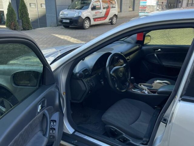 Серый Мерседес 220, объемом двигателя 2.2 л и пробегом 330 тыс. км за 4500 $, фото 4 на Automoto.ua