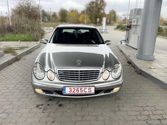 Сірий Мерседес 220, об'ємом двигуна 2.2 л та пробігом 300 тис. км за 3100 $, фото 1 на Automoto.ua