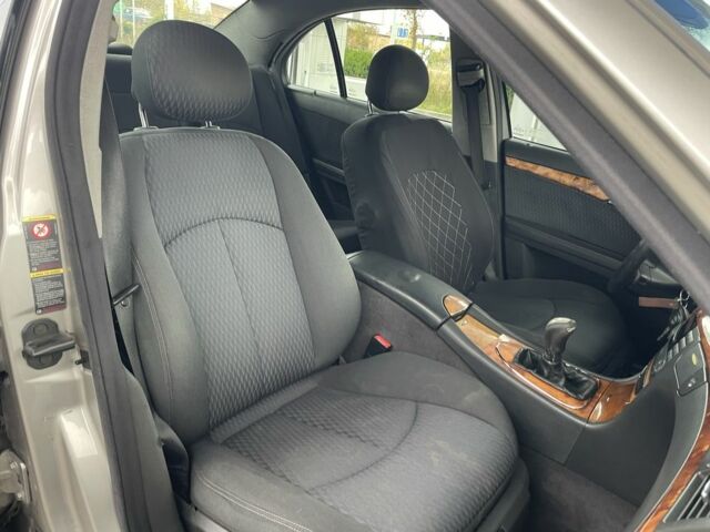 Сірий Мерседес 220, об'ємом двигуна 2.2 л та пробігом 300 тис. км за 3100 $, фото 19 на Automoto.ua