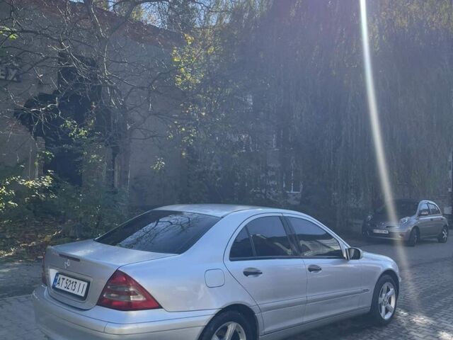 Серый Мерседес 220, объемом двигателя 2.2 л и пробегом 330 тыс. км за 4500 $, фото 2 на Automoto.ua