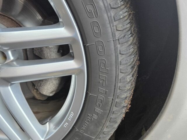 Серый Мерседес 220, объемом двигателя 2.1 л и пробегом 361 тыс. км за 7000 $, фото 20 на Automoto.ua