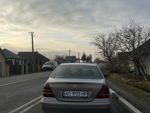 Сірий Мерседес 220, об'ємом двигуна 2.1 л та пробігом 364 тис. км за 3750 $, фото 1 на Automoto.ua