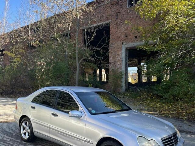 Серый Мерседес 220, объемом двигателя 2.2 л и пробегом 330 тыс. км за 4500 $, фото 1 на Automoto.ua