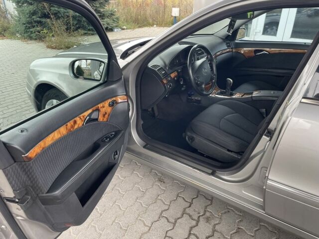 Сірий Мерседес 220, об'ємом двигуна 2.2 л та пробігом 300 тис. км за 3100 $, фото 10 на Automoto.ua