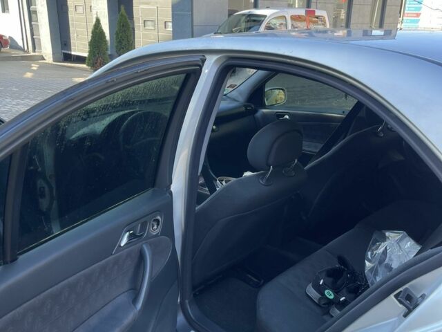 Серый Мерседес 220, объемом двигателя 2.2 л и пробегом 330 тыс. км за 4500 $, фото 5 на Automoto.ua