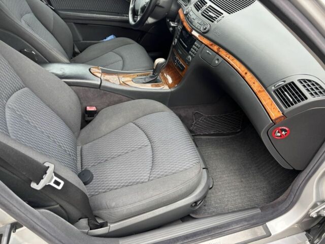 Серый Мерседес 220, объемом двигателя 2.1 л и пробегом 361 тыс. км за 7000 $, фото 11 на Automoto.ua