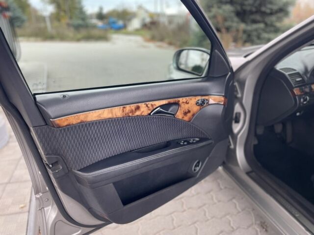 Сірий Мерседес 220, об'ємом двигуна 2.2 л та пробігом 300 тис. км за 3100 $, фото 11 на Automoto.ua