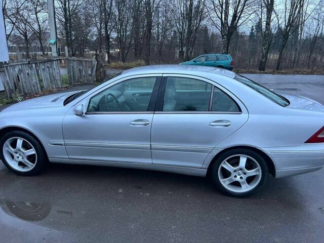 Серый Мерседес 220, объемом двигателя 2.2 л и пробегом 260 тыс. км за 2699 $, фото 4 на Automoto.ua