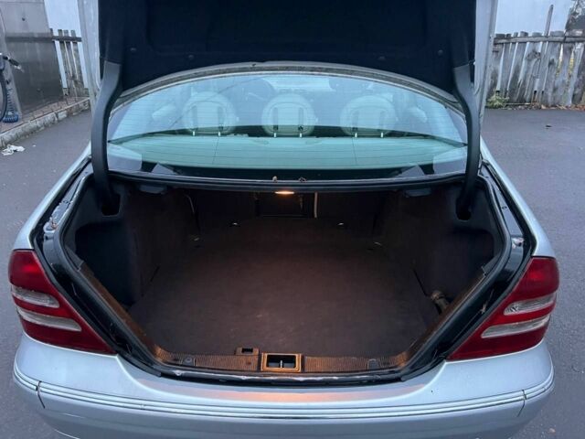 Серый Мерседес 220, объемом двигателя 2.2 л и пробегом 260 тыс. км за 2699 $, фото 7 на Automoto.ua