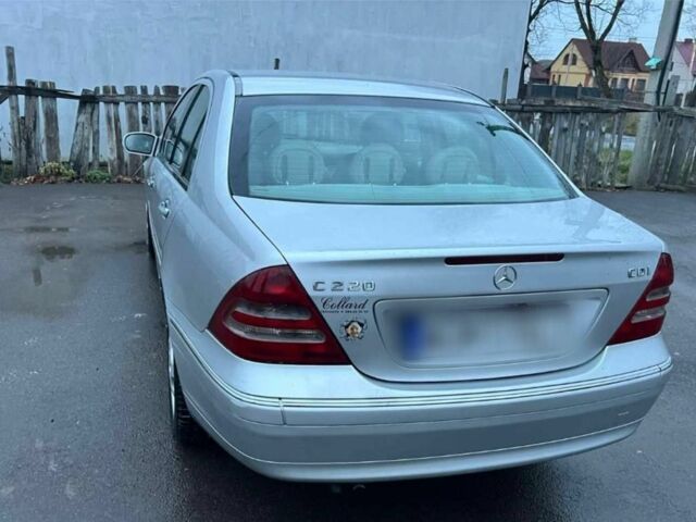 Серый Мерседес 220, объемом двигателя 2.2 л и пробегом 260 тыс. км за 2699 $, фото 1 на Automoto.ua