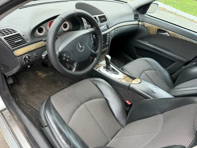 Серый Мерседес 220, объемом двигателя 2.7 л и пробегом 200 тыс. км за 3800 $, фото 4 на Automoto.ua