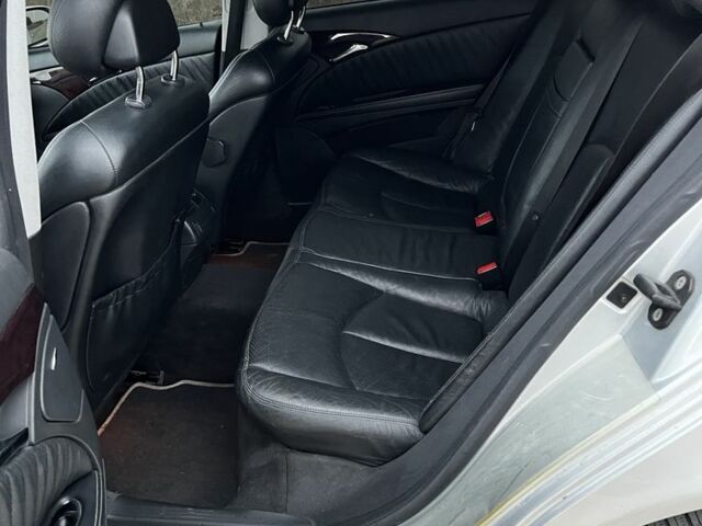 Серый Мерседес 220, объемом двигателя 2.1 л и пробегом 293 тыс. км за 7100 $, фото 7 на Automoto.ua