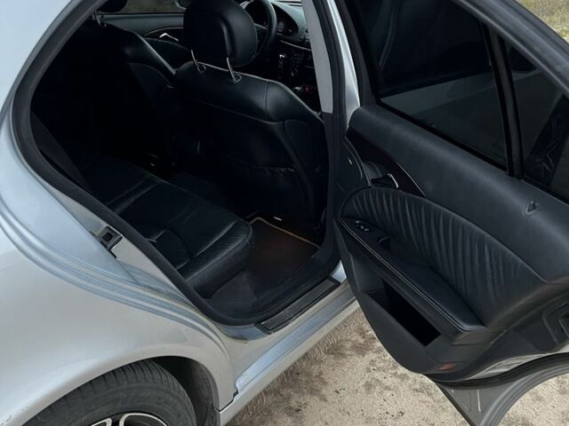 Серый Мерседес 220, объемом двигателя 2.1 л и пробегом 293 тыс. км за 7100 $, фото 6 на Automoto.ua