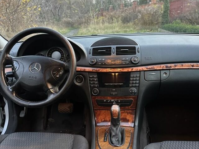 Серый Мерседес 220, объемом двигателя 2.2 л и пробегом 311 тыс. км за 3420 $, фото 5 на Automoto.ua