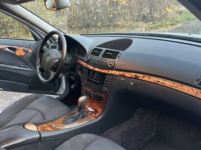 Серый Мерседес 220, объемом двигателя 2.2 л и пробегом 311 тыс. км за 3420 $, фото 4 на Automoto.ua