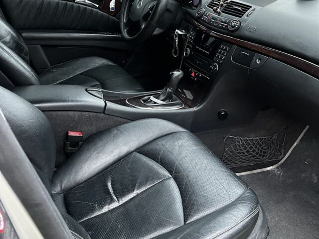 Серый Мерседес 220, объемом двигателя 2.1 л и пробегом 293 тыс. км за 7100 $, фото 5 на Automoto.ua