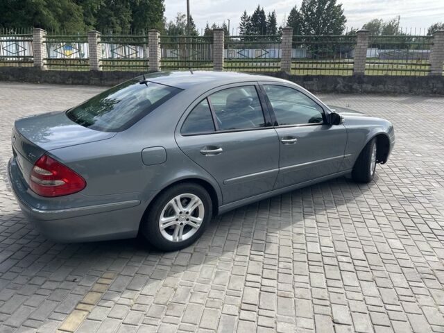 Серый Мерседес 220, объемом двигателя 2.1 л и пробегом 263 тыс. км за 10500 $, фото 4 на Automoto.ua